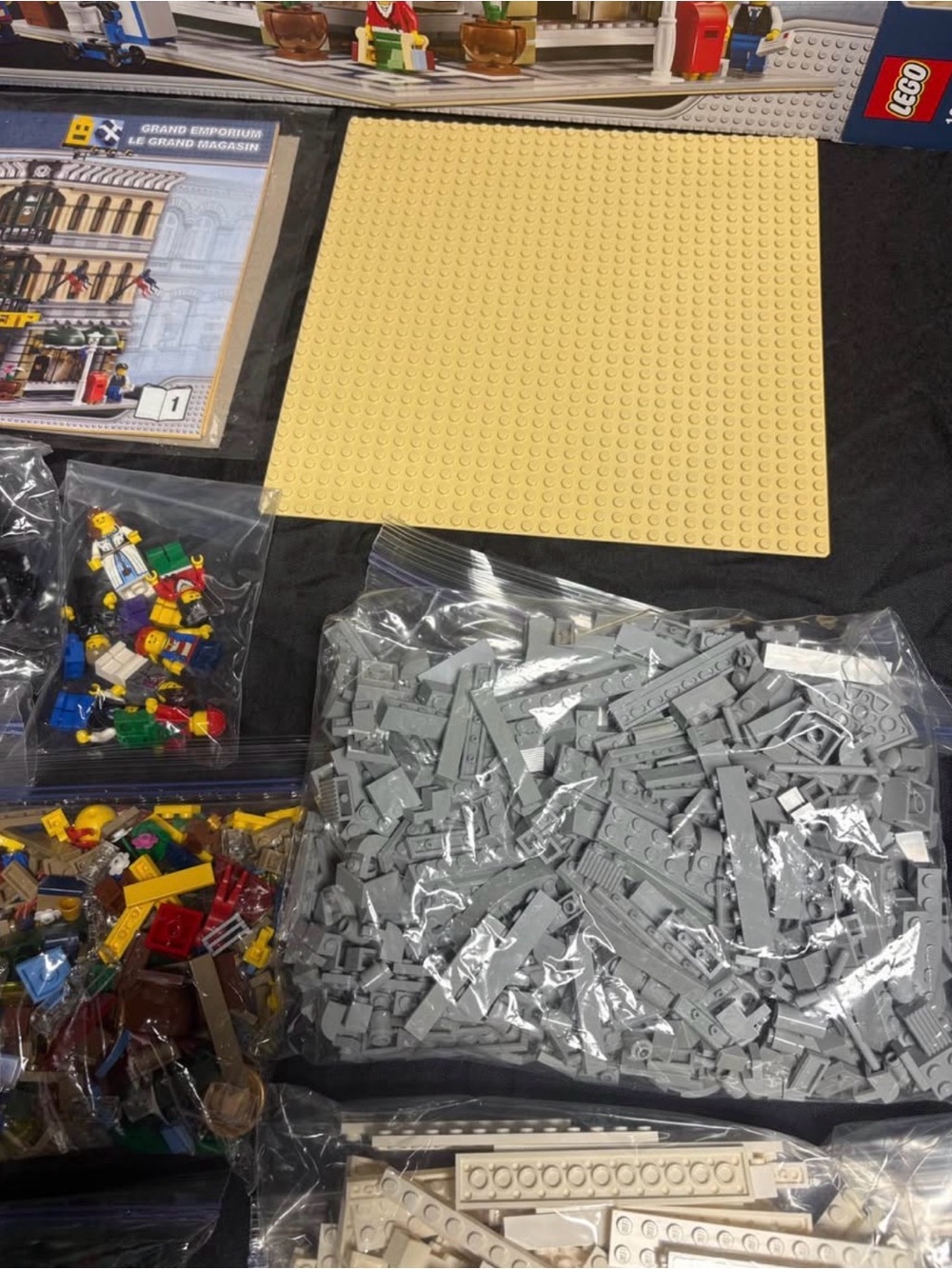 LEGO set 10211 Grand Emporium Modular Building 100% complete - Picture 4 of 6